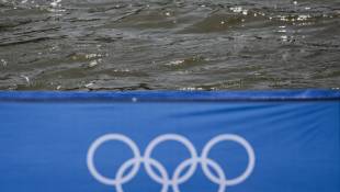 Feu vert pour le triathlon des JO-2024: après des mois de doutes autour de la qualité de l'eau de la Seine et un premier report embarrassant, les deux épreuves programmées mercredi auront bien lieu. ( AFP / Thibaud MORITZ )