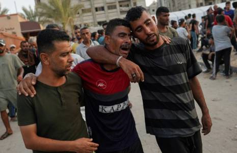 Des Palestiniens pleurent la mort de proches devant l'hôpital Nasser à Khan Younès, dans le sud de la bande de Gaza, le 22 juillet 2024 ( AFP / Bashar TALEB )