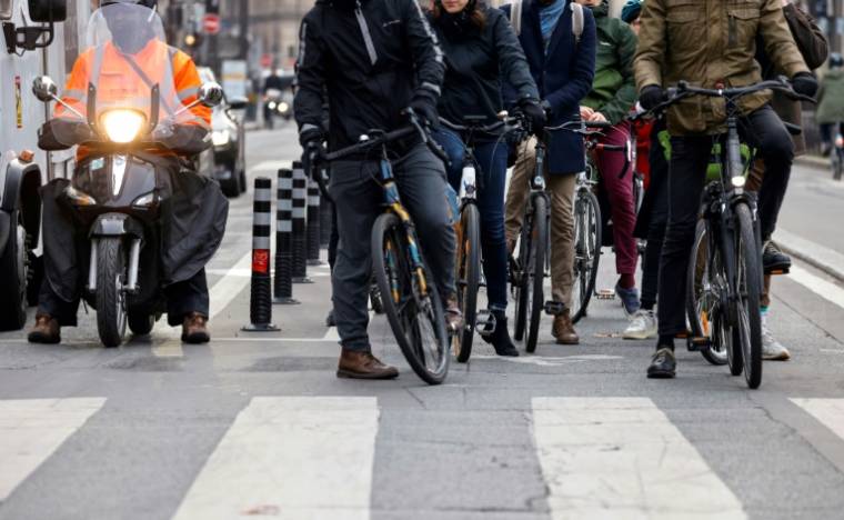 Prendre son vélo, marcher, télétravailler ou carrément partir de Paris: les Franciliens sont prévenus, il faudra adapter ses usages pour soulager les transports pendant les Jeux olympiques ( AFP / LUDOVIC MARIN )