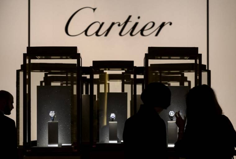 Des articles exposés sur le stand de Cartier, propriété de Richemont, le jour de l'ouverture du "Salon International de la Haute Horlogerie", le 19 janvier 2015, à Genève.  ( AFP / FABRICE COFFRINI )