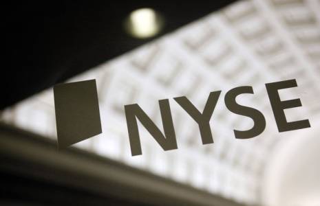 Photo du signe NYSE sur une porte à la Bourse de New York