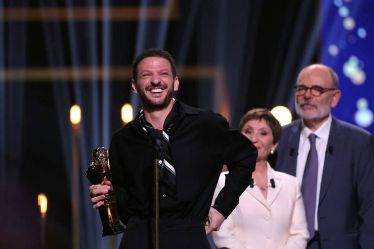 L'acteur français Vincent Dedienne reçoit le Molière du meilleur comédien dans un spectacle de théâtre privé, lors de la 35e cérémonie des Molières, au théâtre des Folies Bergeres à Paris, le 6 mai 2024 ( AFP / Thomas SAMSON )