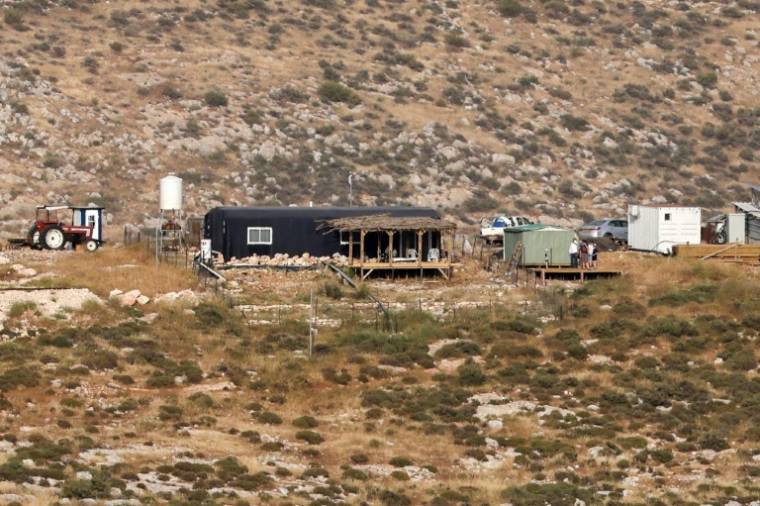 Un avant-poste sauvage construit par des colons israéliens près du village palestinien de Deir Jarir, dans la région de Ramallah, le  25 avril 2024  ( AFP / Zain JAAFAR )