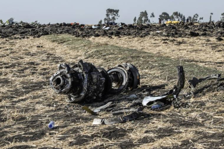 Un débris du Boeing 737 MAX d'Ethiopian Airlines après son crash le 10 mars 2019 près d'Addis Abeba ( AFP / Michael TEWELDE )