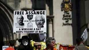 Des partisans de Julian Assange, fondateur de WikiLeaks, manifestent devant la Haute Cour de justice britannique, le 20 mai 2024 à Londres ( AFP / HENRY NICHOLLS )