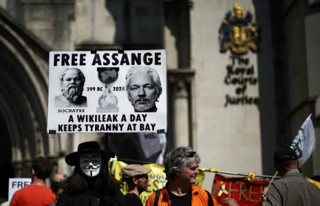Des partisans de Julian Assange, fondateur de WikiLeaks, manifestent devant la Haute Cour de justice britannique, le 20 mai 2024 à Londres ( AFP / HENRY NICHOLLS )