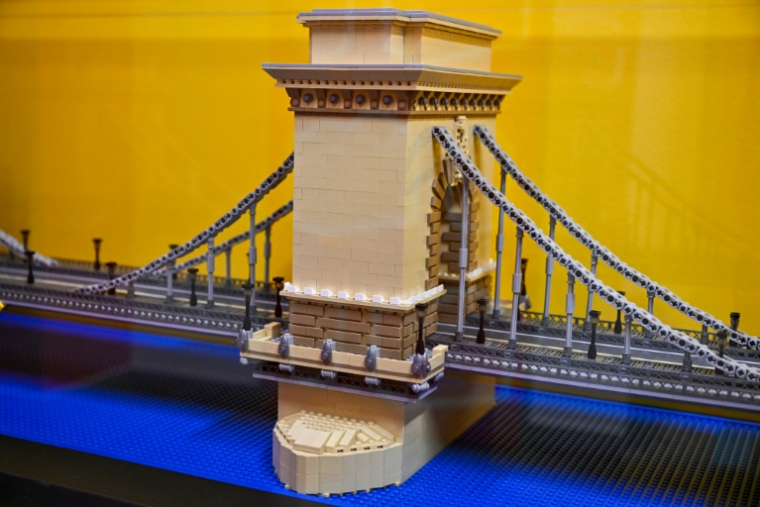 Une reproduction en Lego du "pont des chaînes, "le plus vieux pont de Budapest, réalisée par l'artiste hongrois Balazs Doczy, le 17 décembre 2024 en Hongrie ( AFP / ATTILA KISBENEDEK )