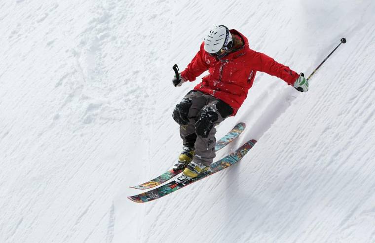 Descendre rapidement une piste de ski peut être considéré comme une infraction pénale permettant aux victimes de faire appel à la commission d'indemnisation des victimes d'infractions. Photo d'illustration. (Up-Free / Pixabay)