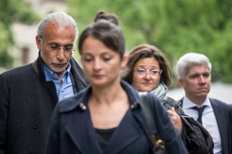 (De gauche à droite) L'islamologue Suisse Tariq Ramadan et ses avocats Nabila Asmane, Yael Hayat et Guerric Canonica, devant le tribunal de Genève (Suisse), le 27 mai 2024 ( AFP / Fabrice COFFRINI )