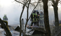 Des pompiers s'emploient sur le site d'une attaque de drones dans le village de Stanovoïe, dans la région de Moscou, le 10 novembre 2024 ( AFP / TATYANA MAKEYEVA )