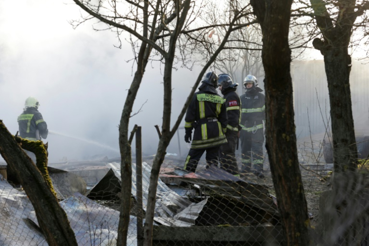 Des pompiers s'emploient sur le site d'une attaque de drones dans le village de Stanovoïe, dans la région de Moscou, le 10 novembre 2024 ( AFP / TATYANA MAKEYEVA )