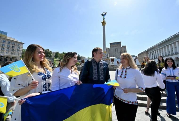 Sur la place de l'Indépendance à Kiev jeudi pendant la Journée de la "vychyvanka", chemises amples brodées traditionnelles devenues un symbole de l'unité nationale contre l'invasion russe ( AFP / Sergei SUPINSKY )