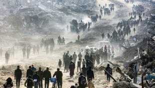 Des Palestiniens dans les ruines de Jabalia, dans le nord de la bande de Gaza, le 20 janvier 2025 ( AFP / Omar AL-QATTAA )