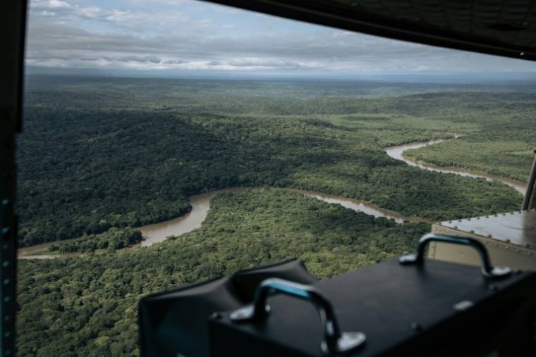 Vue aérienne de la rivière Semuliki, où les combattants ADF, qui ont fait allégeance à l'organisation Etat islamique en 2019, ont installé leurs campements, le 8 mai 2024 au-dessus du territoire de Beni, dans la province du Nord-Kivu, dans l'est de la RDC ( AFP / ALEXIS HUGUET )