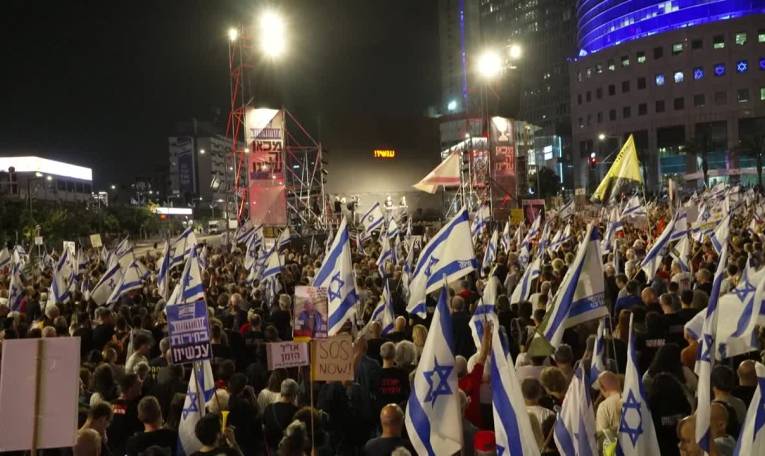 À Tel-Aviv, des milliers d'Israéliens manifestent contre le gouvernement de Netanyahu
