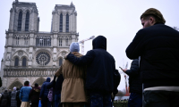 Des personnes font la queue pour assister à la messe de Noël à la cathédrale Notre-Dame de Paris, le 24 décembre 2024 ( AFP / JULIEN DE ROSA )