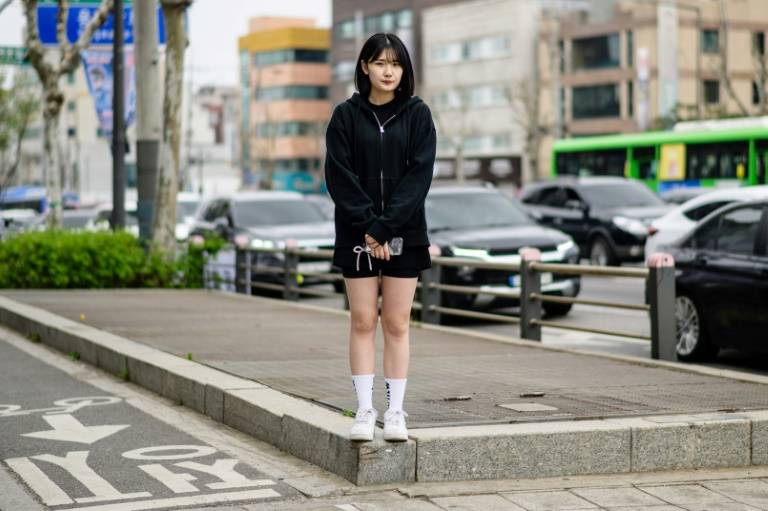 Cho Na-young, une étudiante sud-coréenne de 22 ans, près d'un bureau de vote à Séoul, le 10 avril 2024 ( AFP / Anthony WALLACE )