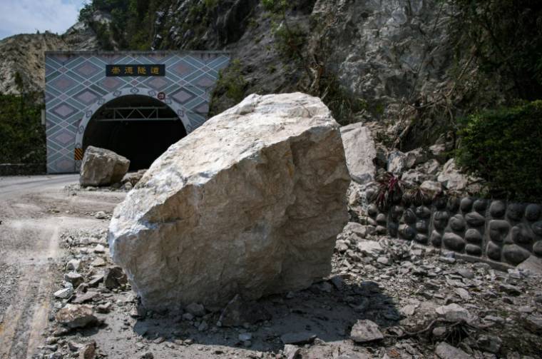Des rochers tombés devant le tunnel de Chongte après un puissant séisme à Hualien, le 4 avril 2024 sur l'île de Taïwan ( AFP / Sam Yeh )