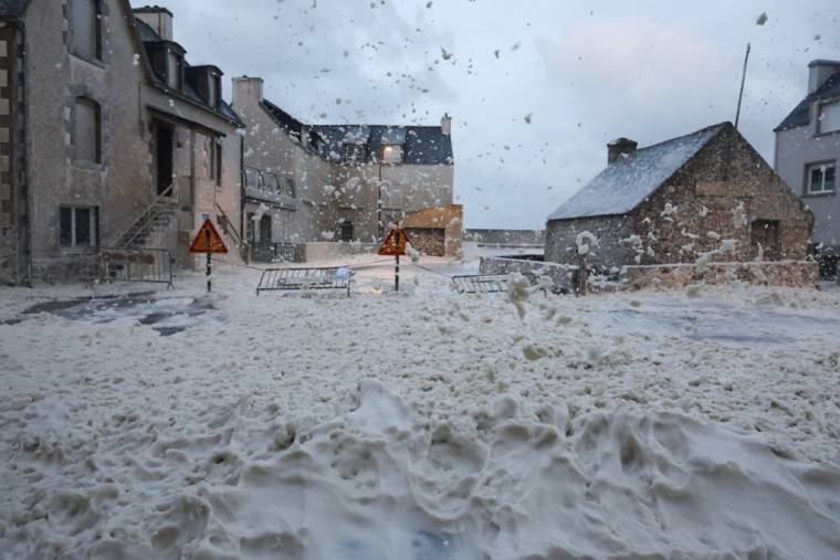 Dans une rue de la commune de Penmarc'h (Finistère), frappée par la tempête Ciaran, jeudi 2 novembre.  ( AFP / FRED TANNEAU )