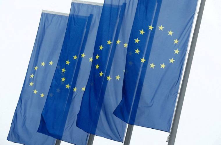 Des drapeaux de l'Union européenne flottent devant le siège de la Banque centrale européenne (BCE) à Francfort