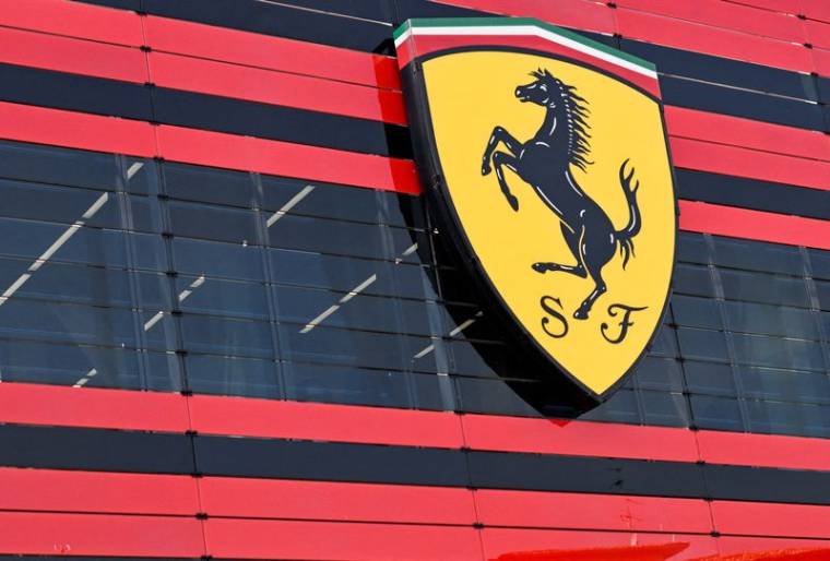 Photo d'archives d'un logo de Ferrari au siège de la société à Maranello,