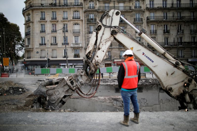 Un employé sur le chantier de construction à Paris