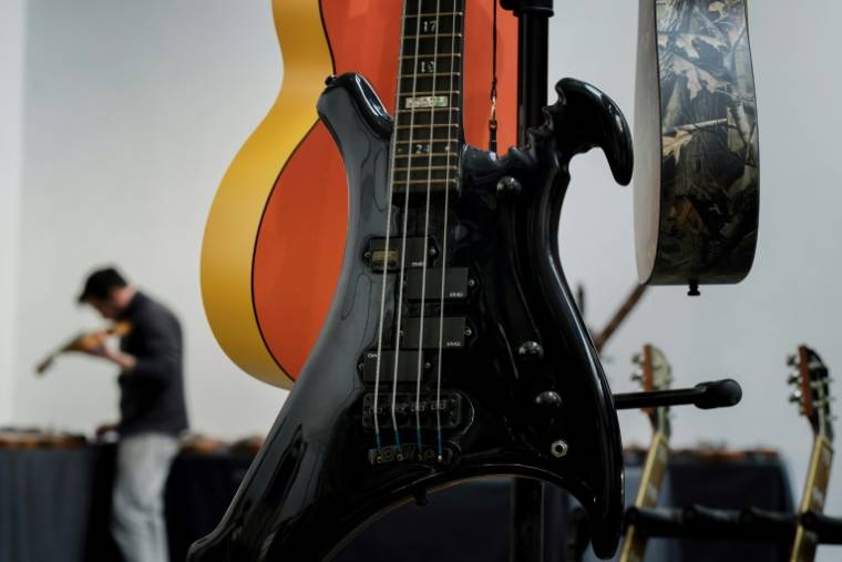 La guitare basse Warwick Buzzard à 4 cordes conçue par John Entwistle, le bassiste du groupe de rock The Who, exposée dans une salle de la maison de vente De Baecke, le 22 mai 2024 à Lyon ( AFP / JEFF PACHOUD )