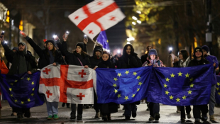 Nouvelle journée de manifestation contre le report par le gouvernement géorgien des négociations d'adhésion à l'Union européenne jusqu'en 2028, dans le centre de Tbilissi, le 13 décembre 2024 ( AFP / Giorgi ARJEVANIDZE )