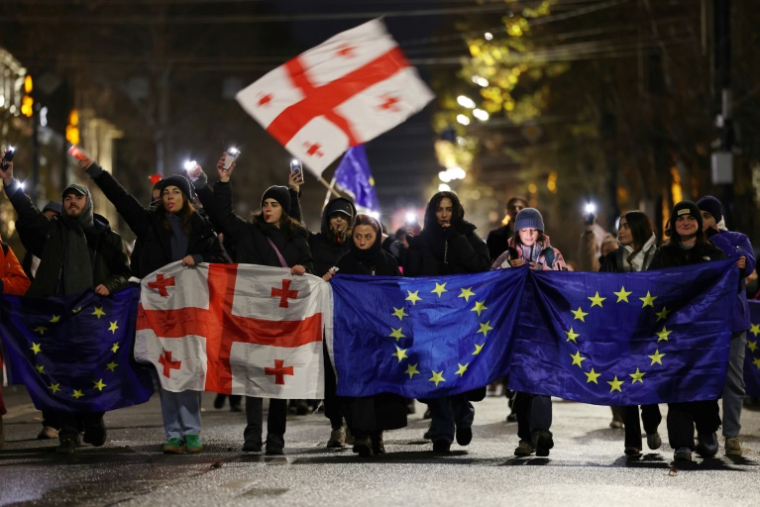 Nouvelle journée de manifestation contre le report par le gouvernement géorgien des négociations d'adhésion à l'Union européenne jusqu'en 2028, dans le centre de Tbilissi, le 13 décembre 2024 ( AFP / Giorgi ARJEVANIDZE )