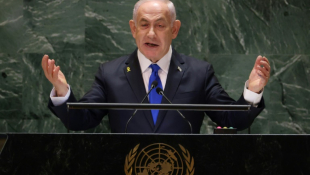 Le Premier ministre israélien Benjamin Netanyahu à la tribune de l'Assemblée générale de l'ONU à New York, le 27 septembre 2024 ( AFP / Charly TRIBALLEAU )