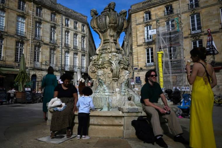 Une fontaine à Bordeaux, le 5 avril 2024, ou des températures élevées pour début avril se font sentir ( AFP / Philippe LOPEZ )
