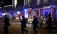 Des policiers et des ambulances près d'un marché de Noël, où une voiture a foncé dans la foule, tuant et blessant des personnes, le 20 décembre 2024 à Magdebourg, en Allemagne ( AFP / Ronny HARTMANN )