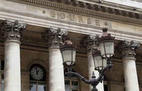 La façade de l'ancienne Bourse est visible à Paris