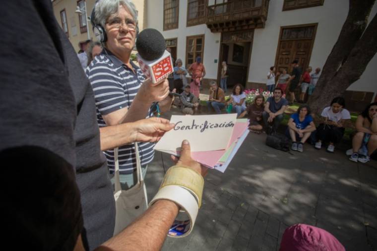 Des membres de Canaria se agota manifestent contre la construction d'un hôtel près de la plage de La Tejita sur l'île de Tenerife aux des Canaries le 13 avril 2024 ( AFP / DESIREE MARTIN )