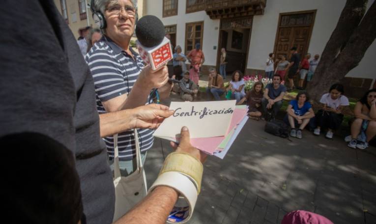 Des membres de Canaria se agota manifestent contre la construction d'un hôtel près de la plage de La Tejita sur l'île de Tenerife aux des Canaries le 13 avril 2024 ( AFP / DESIREE MARTIN )