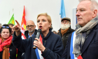 La députée Clémentine Autain et le député écologiste Charles Fournier lors de la manifestation de salariés de Michelin à Vannes (Morbihan) le 8 novembre 2024 ( AFP / JEAN-FRANCOIS MONIER )