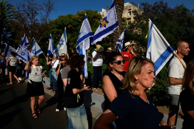 Des Israéliens assistent aux funérailles de Chanan Yablonka, dont le corps a été ramené de Gaza après 230 jours aux mains du Hamas, le 26 mai 2024 à Tel-Aviv ( AFP / Menahem Kahana )
