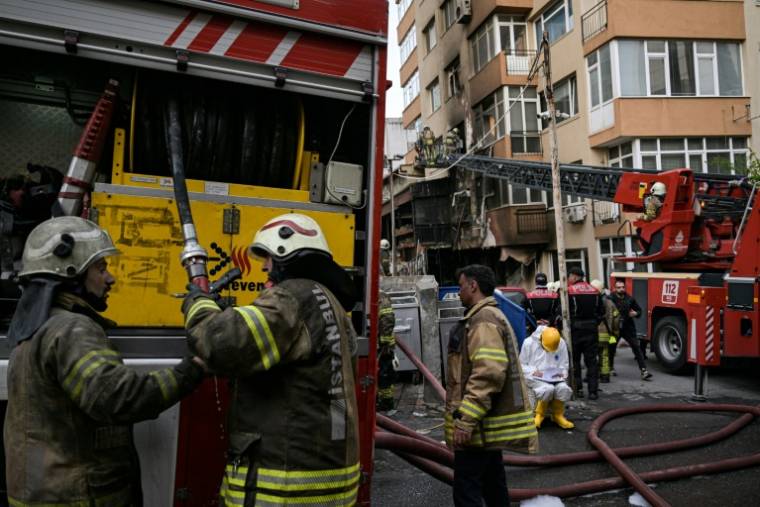 Des pompiers sur le site d'un incendie qui s'est déclaré au sous-sol d'un immeuble résidentiel à Istanbul, le 2 avril 2024 en Turquie ( AFP / OZAN KOSE  )