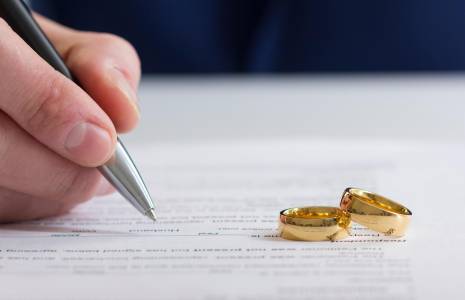 Les époux peuvent s’entendre sur un projet de convention de divorce par consentement mutuel crédit photo : Roman Motizov/Shutterstock / Roman Motizov