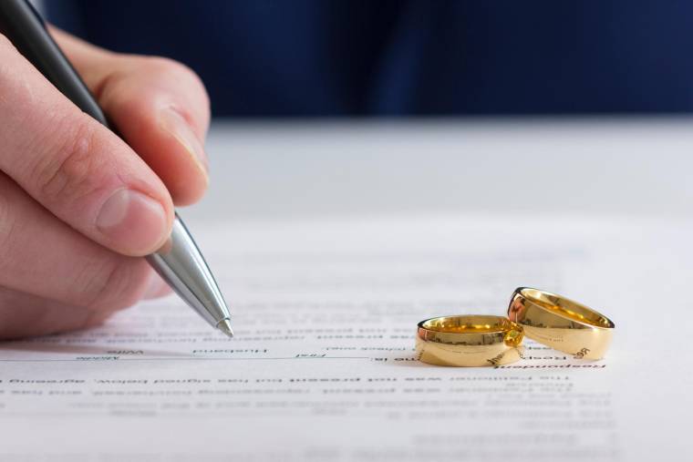Les époux peuvent s’entendre sur un projet de convention de divorce par consentement mutuel crédit photo : Roman Motizov/Shutterstock / Roman Motizov