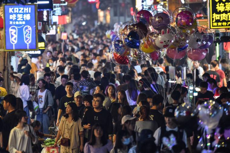 Po raz pierwszy od sześciu, sześciu dekad: Chiny, najbardziej zaludniony kraj na świecie z 1,4 miliarda mieszkańców, doświadczyły spadku liczby ludności w 2022 r. (AFP / HECTOR RETAMAL)