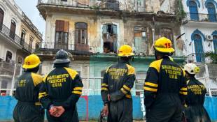 Les secouristes devant un immeuble effondré, à La Havane, le 4 octobre 2023 ( AFP / Yamil LAGE )