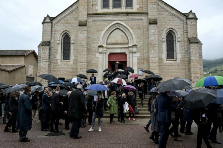 Des personnes assistent aux funérailles de Bernard Pivot à Quincié-en-Beaujolais, le 14 mai 2024 dans le Rhône ( AFP / JEAN-PHILIPPE KSIAZEK )
