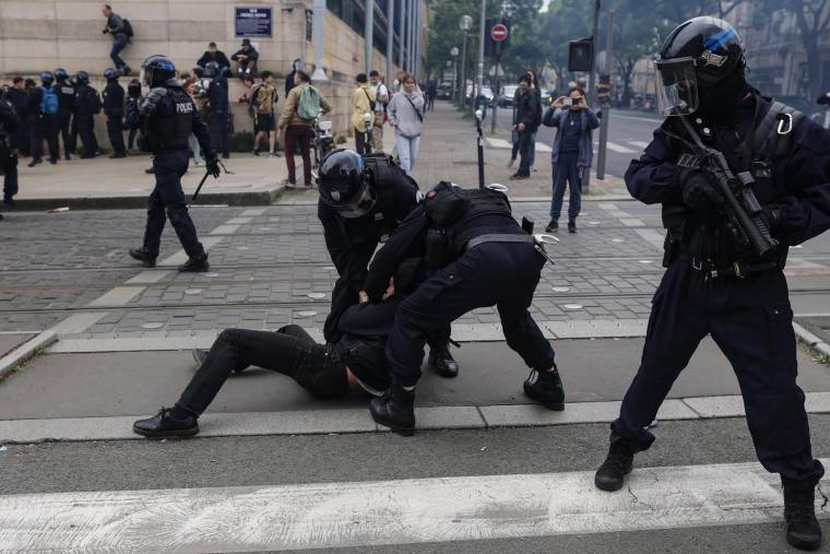 Des policiers arrêtent un manifestant lors de heurts le 1er mai 2023 à Bordeaux ( AFP / Thibaud MORITZ )