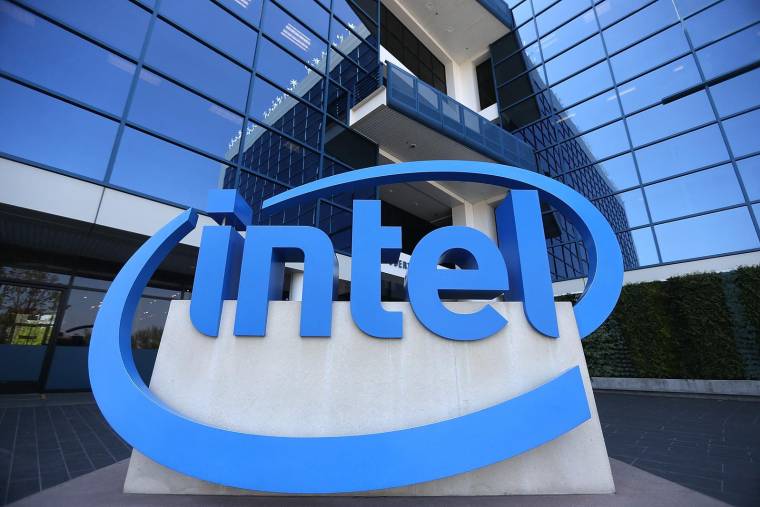 Le géant américain des semi-conducteurs Intel devrait annoncer début 2022 le lieu choisi pour implanter une usine de fabrication de semi-conducteurs de pointe. ( GETTY IMAGES NORTH AMERICA / JUSTIN SULLIVAN )
