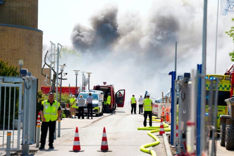 Les pompiers tentent d'éteindre l'incendie du siège du géant pharmaceutique danois Novo Nordisk près de Copenhague, au Danemark, le 22 mai 2024 ( Ritzau Scanpix / Liselotte Sabroe )
