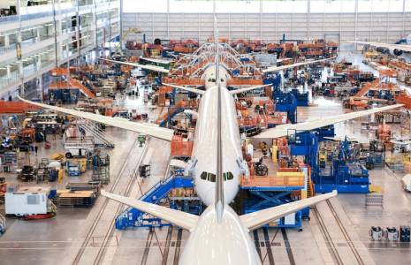 Des employés assemblent des avions Boeing 787 dans une usine de North Charleston, Caroline du Sud, États-Unis