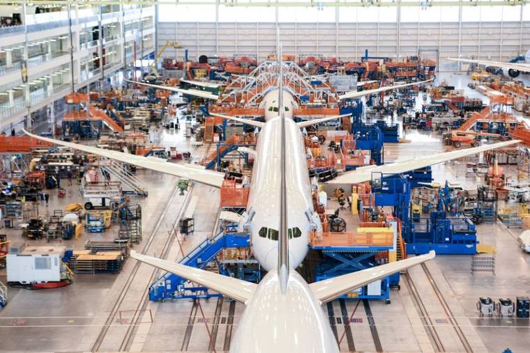 Des employés assemblent des avions Boeing 787 dans une usine de North Charleston, Caroline du Sud, États-Unis