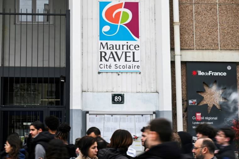 Des élèves se rassemblent devant le lycée Maurice-Ravel à Paris le 29 mars 2024 ( AFP / Bertrand GUAY )