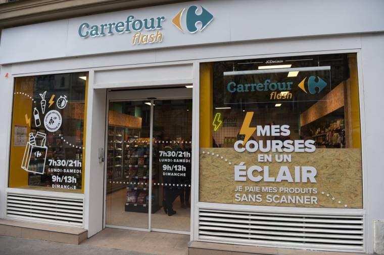 La première supérette Carrefour Flash dans le 11e arrondissement de Paris a été inaugurée le 24 novembre 2021. ( AFP / ERIC PIERMONT )